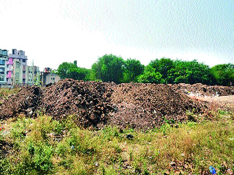 Dumping ground on Datta Temple Road became a dumping ground | दत्त मंदिर रोडवरील मोकळा भूखंड बनला डम्पिंग ग्राउंड