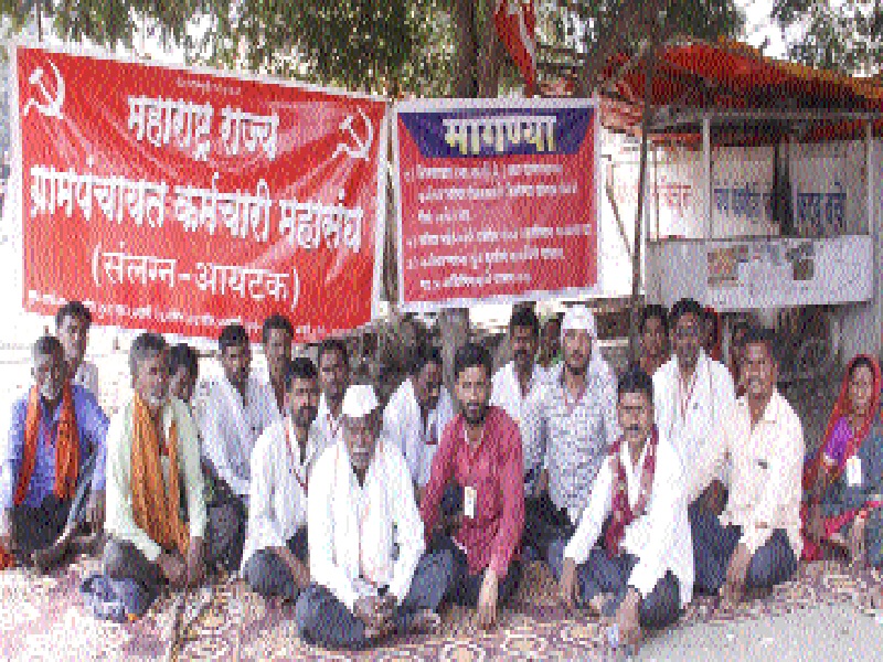 Fasting in front of Zilla Parishad of Sarsala Gram Panchayat Employees | सिरसाळा ग्रामपंचायत कर्मचाऱ्यांचे जिल्हा परिषदेसमोर उपोषण