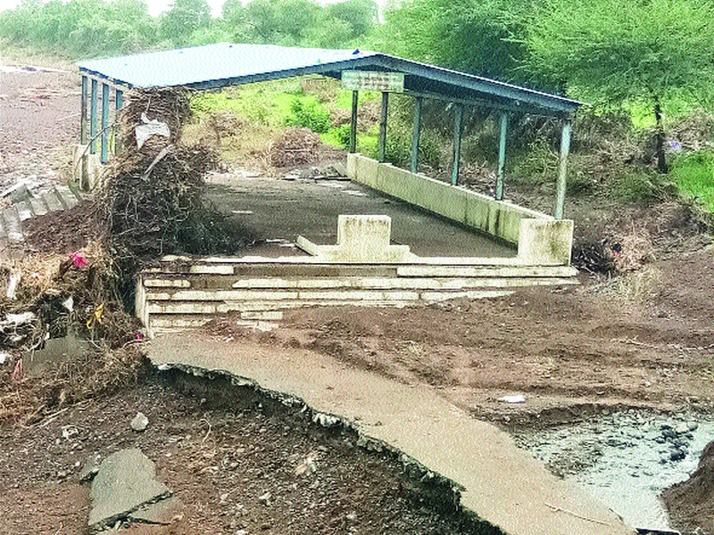  Drainage sheds on Girnare Road | गिरणारे रोडवरील दशक्रि याविधी शेडची दुरवस्था