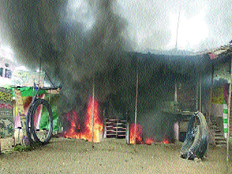 Five shops in Jaffarabad were burnt to death | जाफराबादेत पाच दुकाने जळून खाक