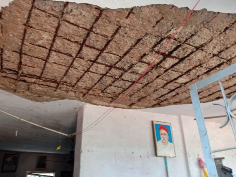 Roof of primary school in Chandrapur district collapsed; Student safe | चंद्रपूर जिल्ह्यातील प्राथमिक शाळेचे छत कोसळले; विद्यार्थी सुरक्षित