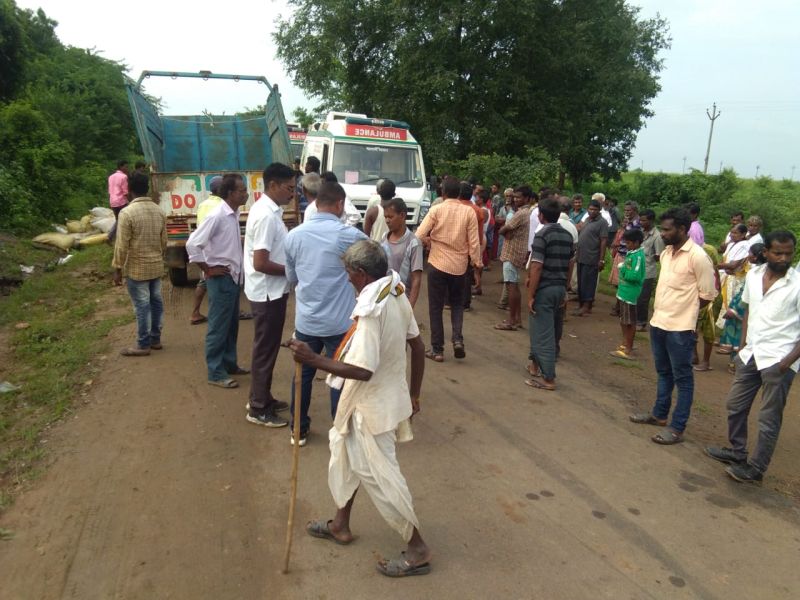 Rice smuggling vehicle overturned; One killed in Chandrapur district | तांदळाची तस्करी करणारे वाहन उलटले; चंद्रपूर जिल्ह्यात एक जण ठार