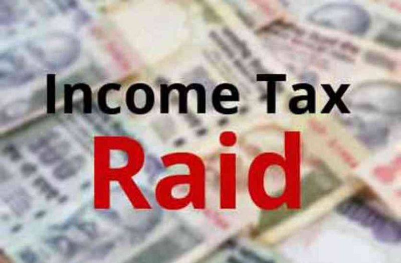 Income tax department raids on four entrepreneurs in Nagpur | नागपुरातील चार उद्योजकांवर आयकर विभागाच्या धाडी