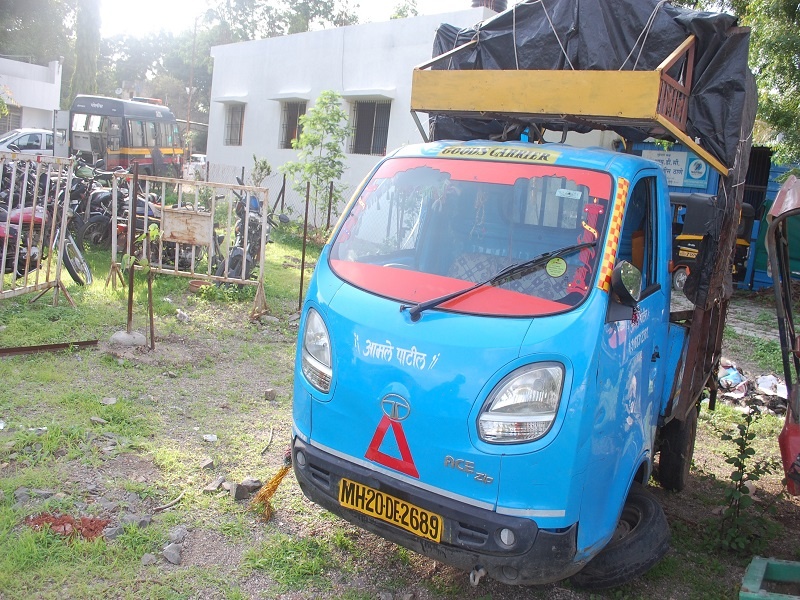 Three people injured in a traffic-rickshaw crash | ट्रॅव्हल्स-रिक्षा अपघातात ३ जण जखमी