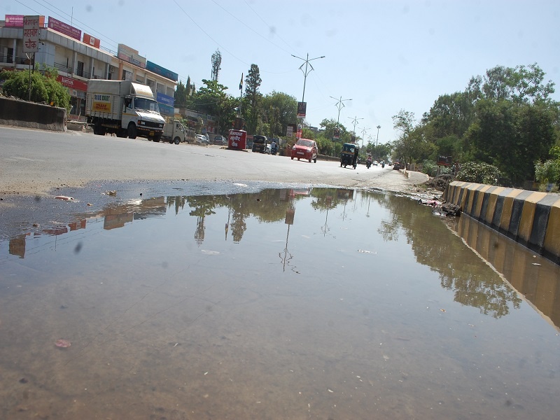  The leakage of the main water channel of Wadgaon at Mahavir Chowk | वडगावच्या मुख्य जलवाहिनीला महावीर चौकात गळती