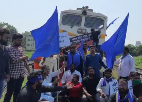Udyan Express blocked by Ambedkarite youth organizations in Solapur | सोलापुरातील आंबेडकरवादी युवक संघटनांनी रोखली उद्यान एक्सप्रेस