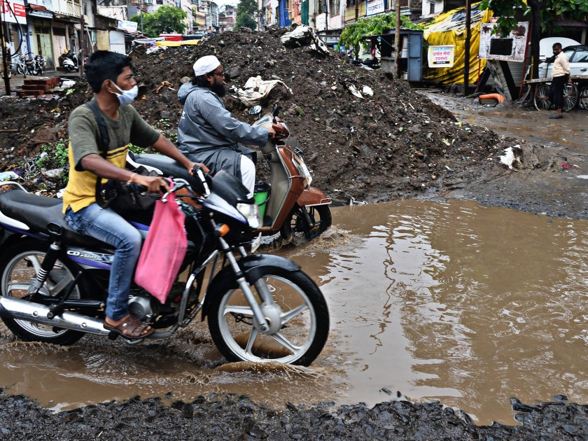 Two roads in the district closed due to rains | पावसामुळे जिल्ह्यातील दोन मार्ग बंद