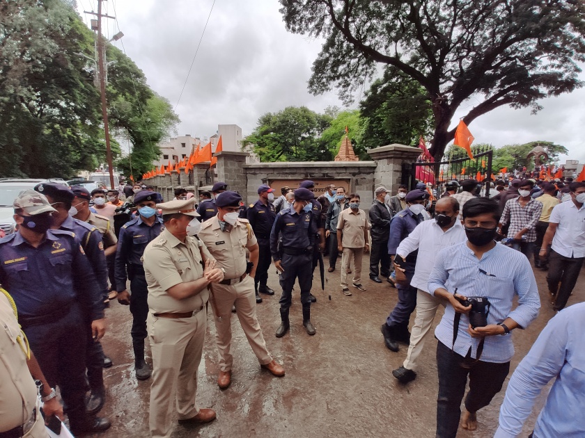 Police in riot gear stormed a rally on Friday, removing hundreds of protesters by truck | Maratha Reservation : पोलिसांच्या दोन ड्रोन कॅमेऱ्यांनी आंदोलनस्थळावर नजर