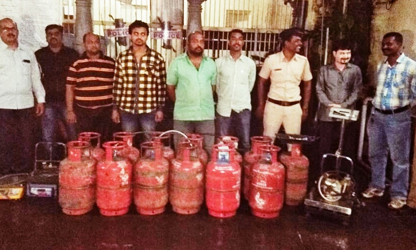 Kolhapur: Four persons arrested for filling domestic gasoline | कोल्हापूर :घरगुती वापराचा गॅस वाहनांत भरल्याप्रकरणी चौघांना अटक