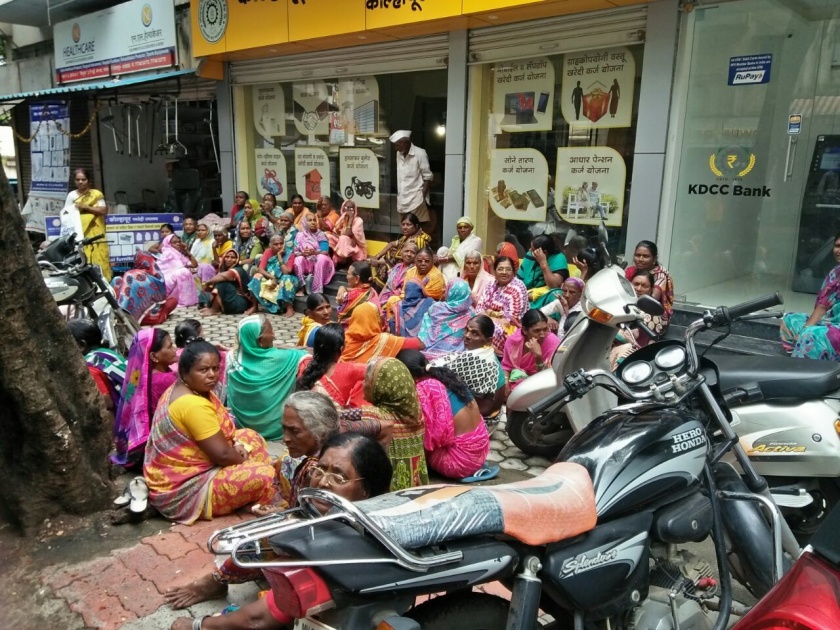 The rush at Rajarampuri branch of Kolhapur district central co-operative bank | कोल्हापूर  जिल्हा मध्यवर्ती सहकारी बॅँकेच्या राजारामपुरी शाखेत गर्दी