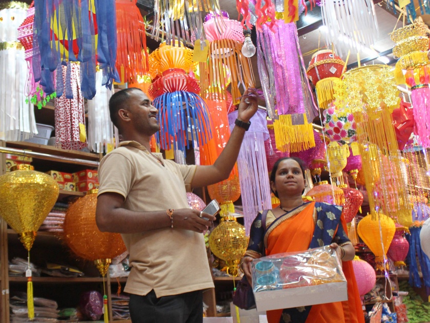 Clothing, gloves, skyline, the market for Diwali is all set | Diwali -कपडे, पणत्या, आकाशकंदील, दिवाळीसाठी बाजारपेठ सजली
