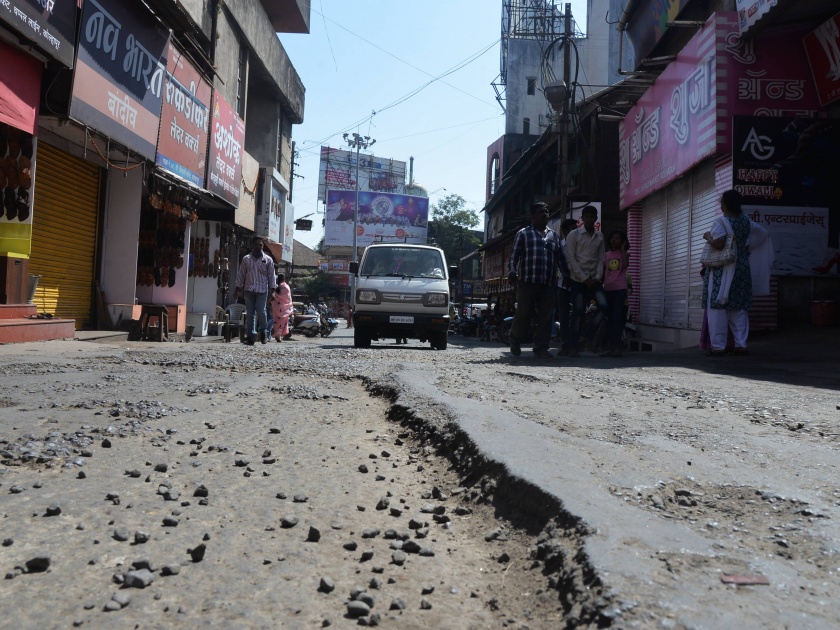 Kolhapur: Acquired potholes on the world famous road, angry by tourists | कोल्हापूर : जगप्रसिद्ध रस्त्याला खड्ड्यांचे ग्रहण, पर्यटकांकडून नाराजी