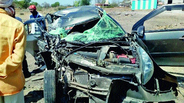 1 killed, 4 injured in car-container crash | कार-कंटेनर अपघातात १ ठार, ४ जखमी