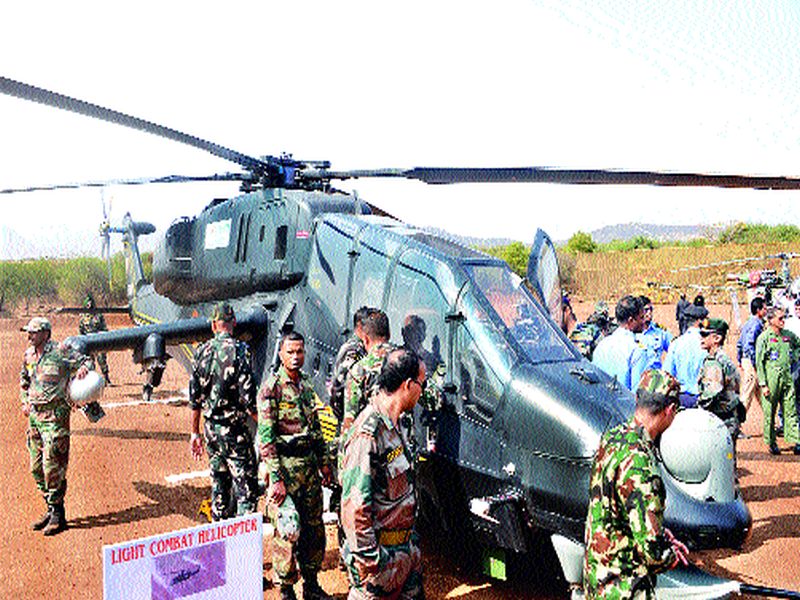 New helicopter demonstration showcased the whole 'HAL' production: a special arrival from Bengaluru for the festival; Siren to the attendees of the unique 'Black Look' | नव्या लढाऊ हेलिकॉप्टरच्या प्रात्यक्षिकांनी सारेच भारावले ‘एचएएल’चे उत्पादन : सोहळ्यासाठी बंगळुरूवरून खास आगमन; आगळ्या-वेगळ्या ‘ब्लॅक लूक’ची उपस्थितांना मोहिनी