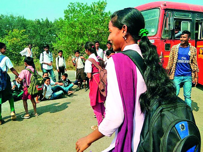 The school stopped due to delay in the school | शाळेला उशीर झाल्याने विद्यार्थ्यांनी रोखली बस