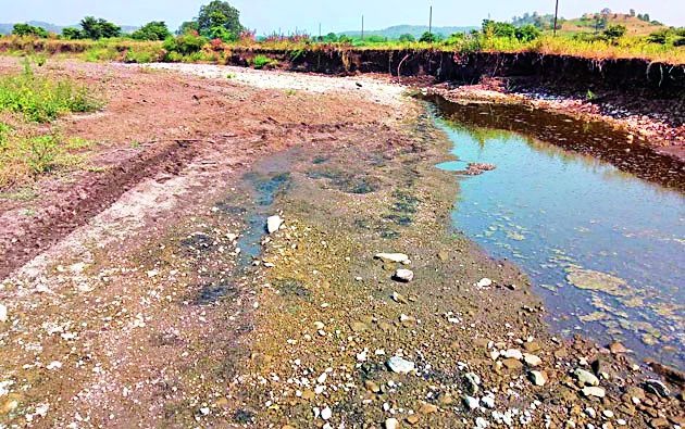 Smuggling of open slabs between river Nalas in Melghat | मेळघाटातील नदी-नाल्यांमधून खुलेआम रेतीची तस्करी