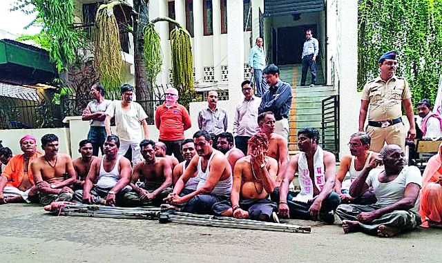 Before the house of the legislator, the Ardhnagna movement | आमदाराच्या घरासमोर दिव्यांगांचे अर्धनग्न आंदोलन