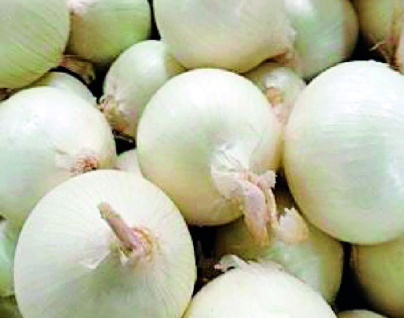 Onion prices rose by Rs 700 to Rs | सातशे रुपयांनी वधारला कांदा