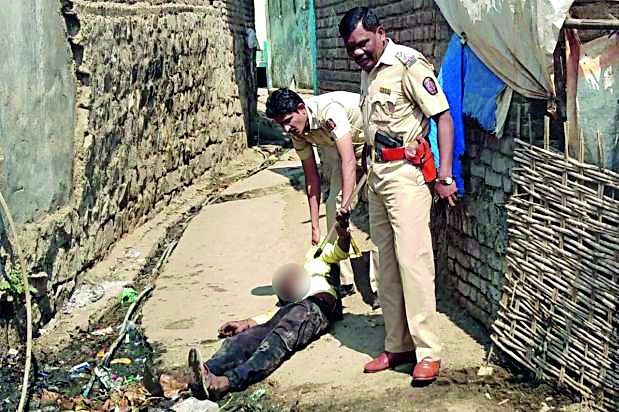 Thackeray stopped the pistol while pursuing the gang | गुंडाचा पाठलाग करताना ठाणेदाराने रोखली पिस्तूल