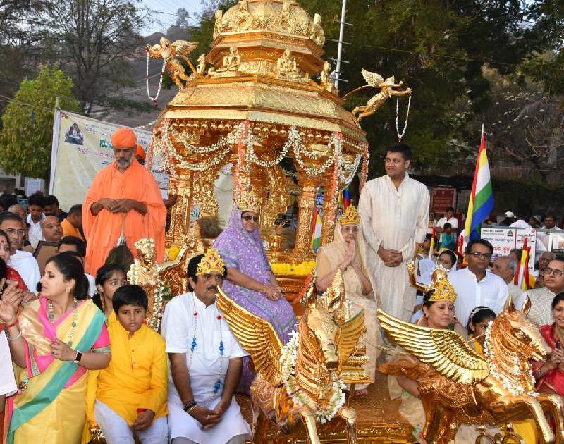 The inauguration of gold at the Bahubali Mahamastakabhishek Festival at Shravanabelagal, the first Abhishek tomorrow | श्रवणबेळगोळ येथे बाहुबली महामस्तकाभिषेक महोत्सवात सुवर्णरथाचे लोकार्पण, उद्या पहिला अभिषेक