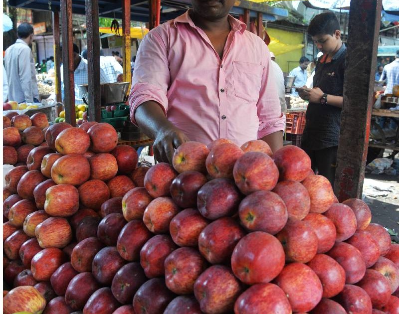 In the market of Kolhapur vegetable, there is an increase in the amount of tomatoes and flowers | कोल्हापूर भाजीपाला मार्केटमध्ये टोमॅटो, फ्लॉवरच्या आवकेत वाढ