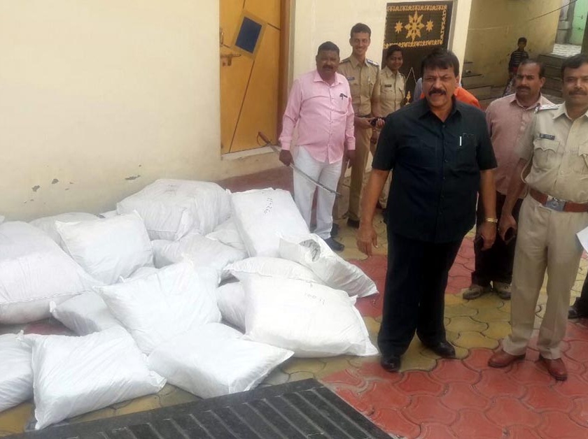 36 pottery gutka seized with sharp weapons in Beed | बीडमध्ये धारदार शस्त्रांसह ३६ पोती गुटखा जप्त
