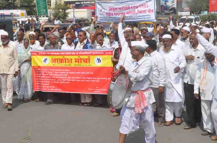  Pensioners' agitation in Beed | बीडमध्ये पेन्शनधारकांचा मोर्चा