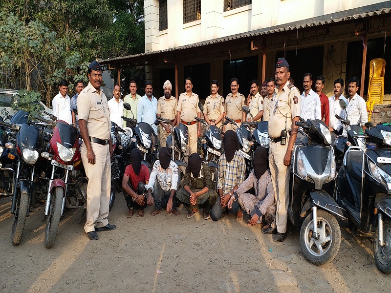 Twenty-two batch of seized two-wheeler seized from two-wheeler gang, and nine arrested on the spot | भिवंडीत दुचाकी चोरांकडून वीस दुचाकी जप्त, नऊ जणांना अटक