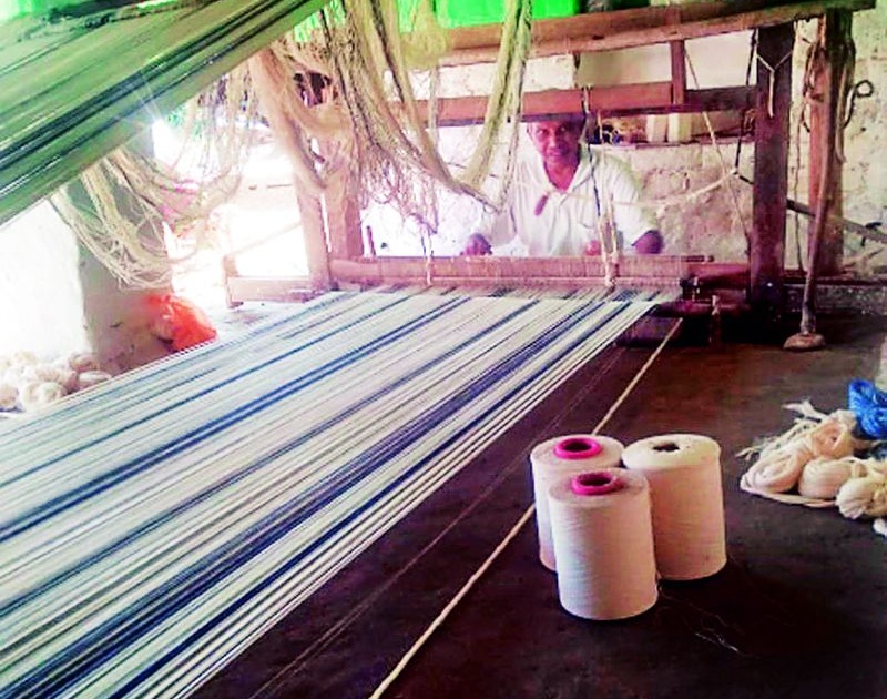 Traditional cotton sacks are made on 100 year old mangatha | १०० वर्ष जुन्या मांगठ्यावर तयार होतात परंपरागत सुती गोणे