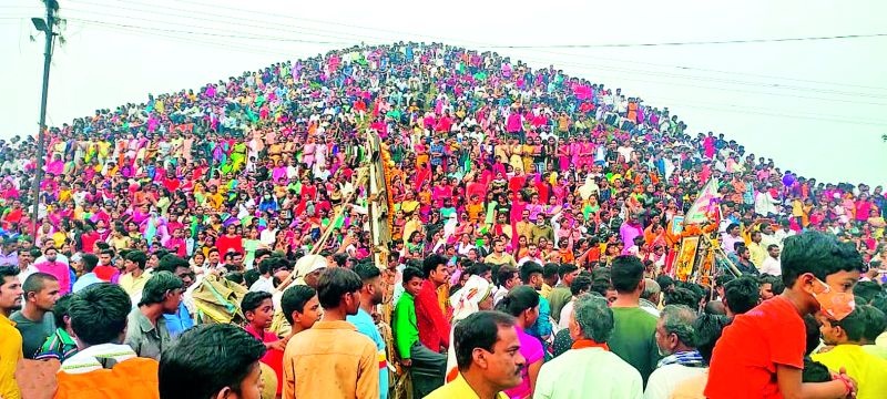 The sea of people rose in the Dussehra festival of Pawani | पवनीच्या दसरा उत्सवात उसळला जनसागर