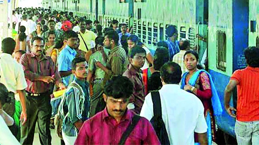 Railway and bus stations full of crowded crowd | प्रवाशांच्या गर्दीने रेल्वे व बसस्थानके फुलली