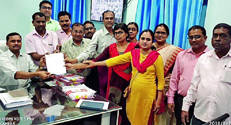 Request for District Collector of Vidarbha Patwari Sangh | विदर्भ पटवारी संघाचे जिल्हाधिकाऱ्यांना निवेदन