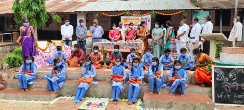 228 schools in Buldana district open after a year and a half | दीड वर्षानंतर बुलडाणा जिल्ह्यातील २२८ शाळांमध्ये किलबिलाट