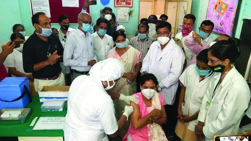 Corona Vaccine : In Buldana district, 575 people were vaccinated on the first day | बुलडाणा जिल्ह्यात पहिल्याच दिवशी ५७५ जणांना दिली काेराेना लस