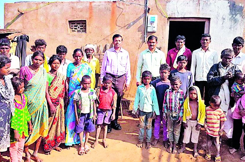 Light of 50 tribals in poor tribals | गरीब आदिवासींच्या ५० घरांत उजेड