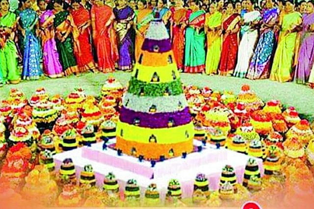 Pushpak Batakamman prosperity for Telugu culture | पुष्पक बतकम्माने तेलगु संस्कृतीला समृद्धी
