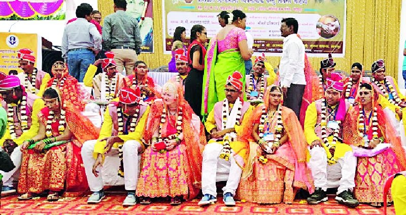 18 handicapped couple married | १८ दिव्यांग जोडपी अडकली साताजन्माच्या बंधनात