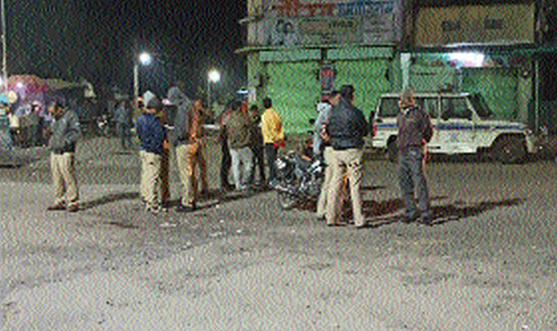 A two-party dispute broke out at a train station area in Nadgaon | नाडगावला दोन गटातील वादातून रेल्वे स्टेशन परिसरात तोडफोड