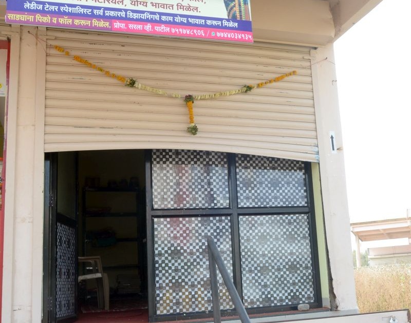 Laundered sari and Xerox shop in Dhule | धुळ्यात साडी आणि झेरॉक्सचे दुकान फोडले
