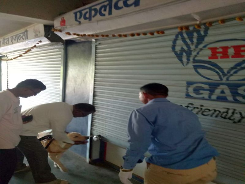 Eklavya gas agency in Dhule blasted | धुळ्यातील एकलव्य गॅस एजन्सी फोडली