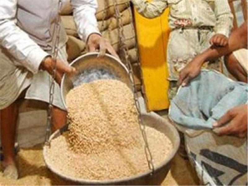 Insufficient supply of foodgrains from cheap grain distributors | पारनेर तालुक्यात स्वस्त धान्य वितरकांकडून अपुºया प्रमाणात धान्य पुरवठा
