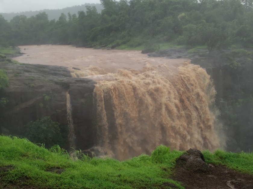 Tourist attraction of Bhivatas Falls in Surgana | सुरगाण्यातील भिवतास धबधब्याचे पर्यटकांना आकर्षण