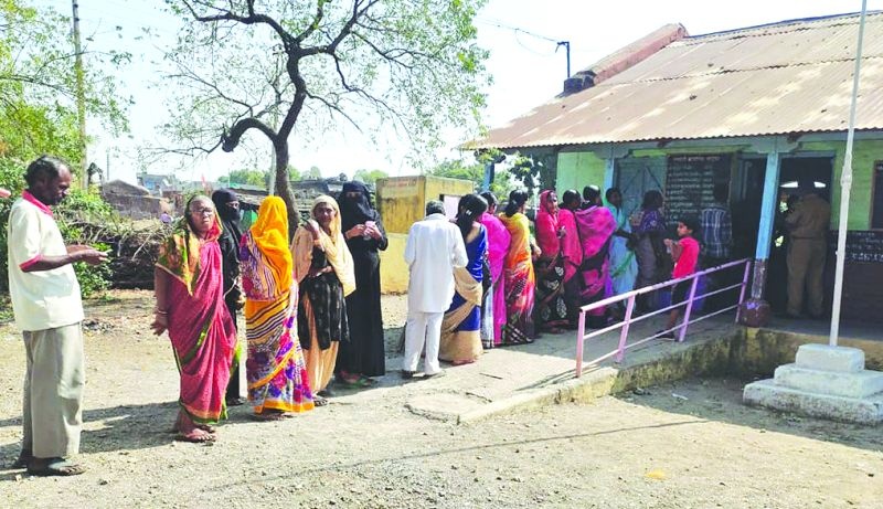 Gram Panchayat Election: 74.17% polling in Akola district | Gram Panchayat Election : अकोला जिल्ह्यात ७४.१७ टक्के मतदान