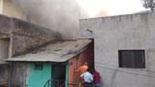 A huge fire broke out in a house in old Nashik | जुन्या नाशकात घराला भीषण आग