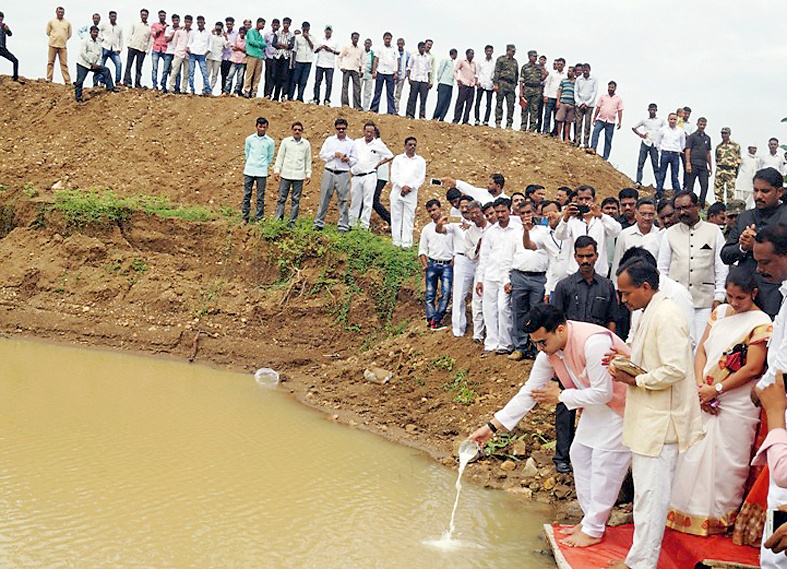 Jalpujan at the hands of Guardian Minister | पालकमंत्र्यांच्या हस्ते जलपूजन