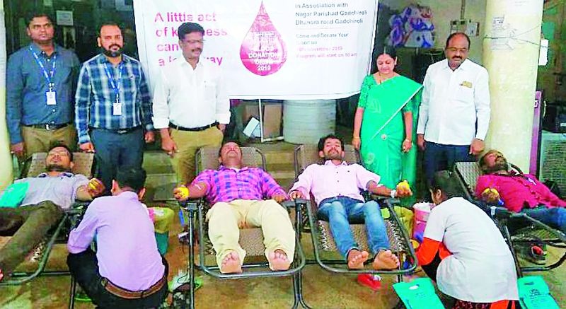 Blood donation of 16 persons including cleaning workers in the municipality camp | पालिकेच्या शिबिरात सफाई कामगारांसह १६ जणांचे रक्तदान