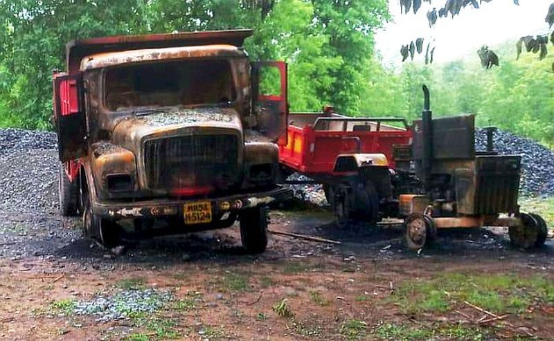 Naxals set fire to three vehicles in Gadchiroli district | गडचिरोली जिल्ह्यात नक्षल्यांनी जाळली तीन वाहने