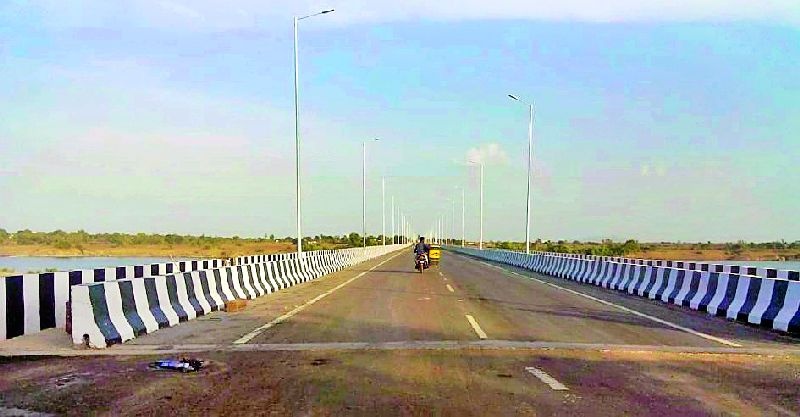 Traffic on Pranhita Bridge near Sironchari | सिरोंचाजवळील प्राणहिता पुलावरून रहदारी सुरू