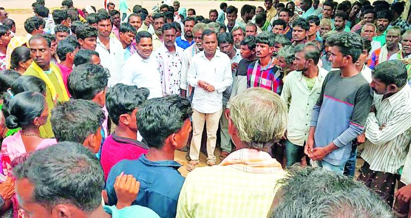Farmers strike on tahsils of Medigad | मेडिगड्डाबाधित शेतकऱ्यांची तहसीलवर धडक