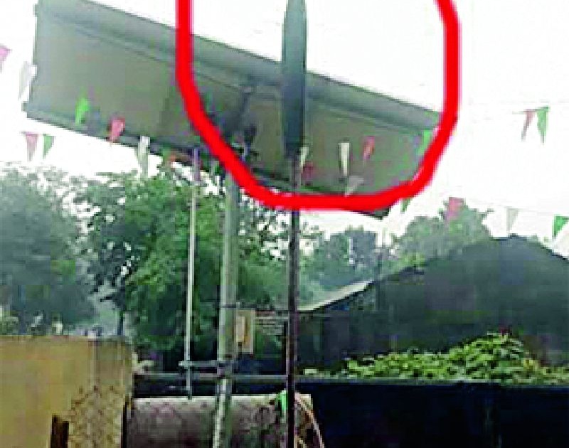 Black flags flagged by Naxalites at the Gram Panchayat and the school | ग्रामपंचायत आणि शाळेवर नक्षलवाद्यांनी फडकवले काळे झेंडे